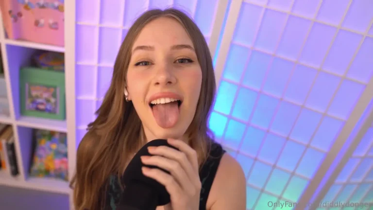 Diddly ASMR Pumping Your Mic On My Knees OnlyFans Leak